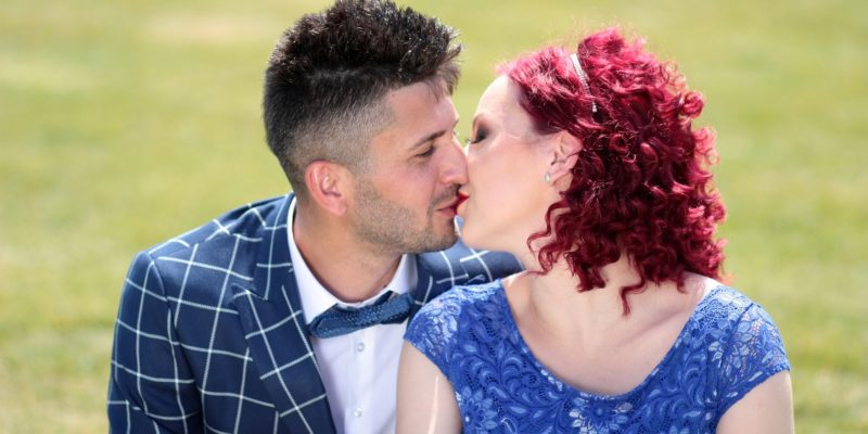 how to kiss a man review